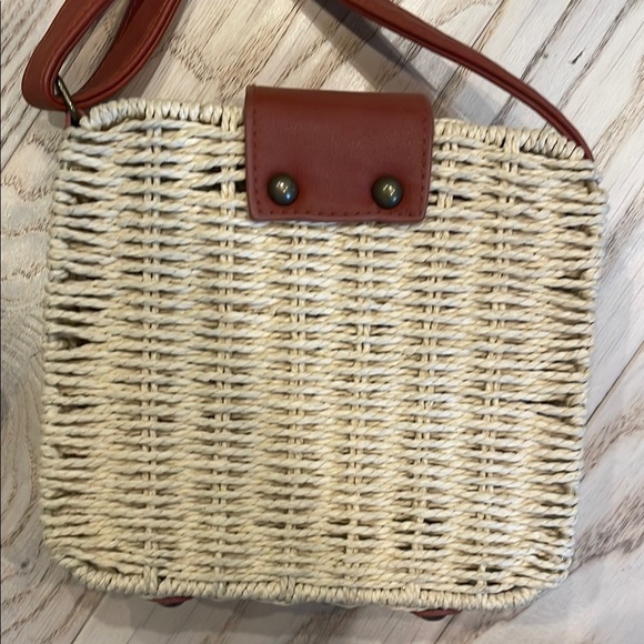 Stylish Tan and Cream Woven Crossbody Bag with floral inside never used - Picture 3 of 5